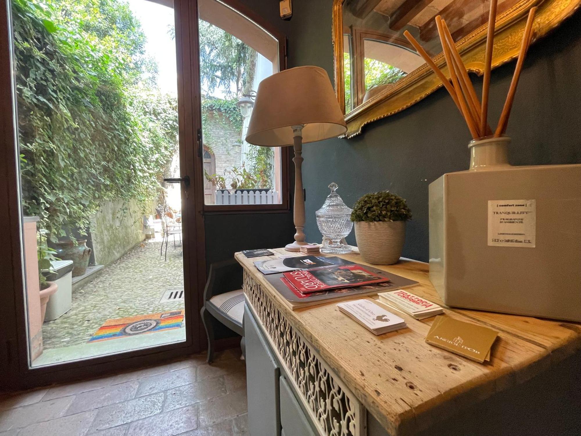 Le Camere Di Bsuites Affittacamere Parma Bagian luar foto