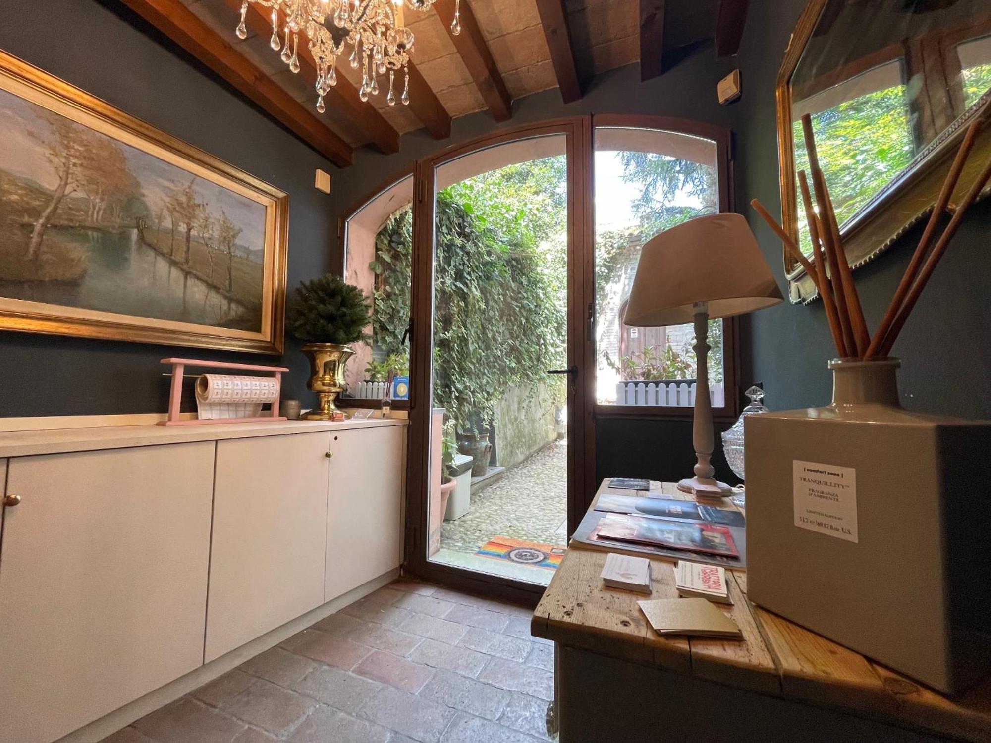 Le Camere Di Bsuites Affittacamere Parma Bagian luar foto