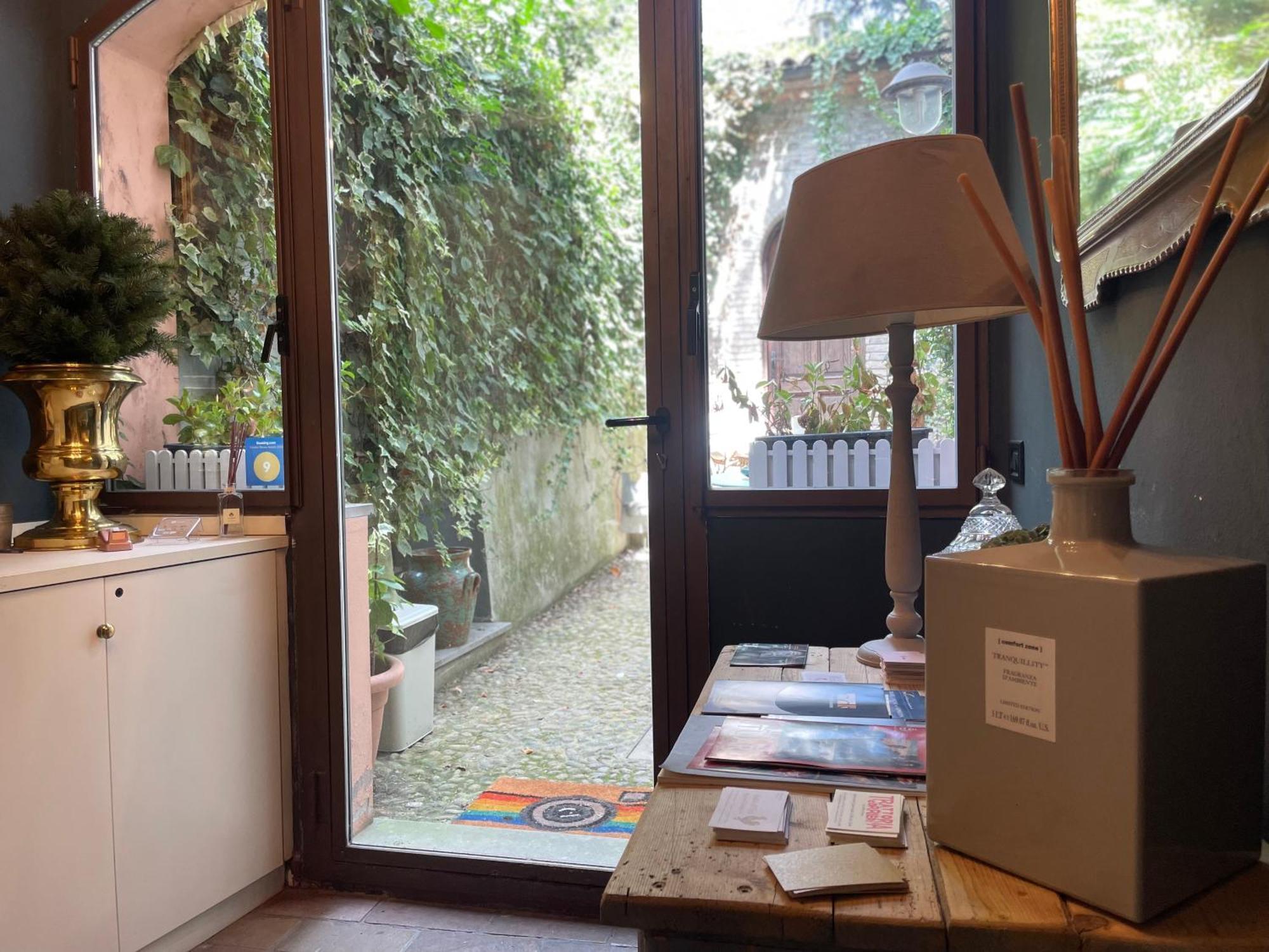 Le Camere Di Bsuites Affittacamere Parma Bagian luar foto