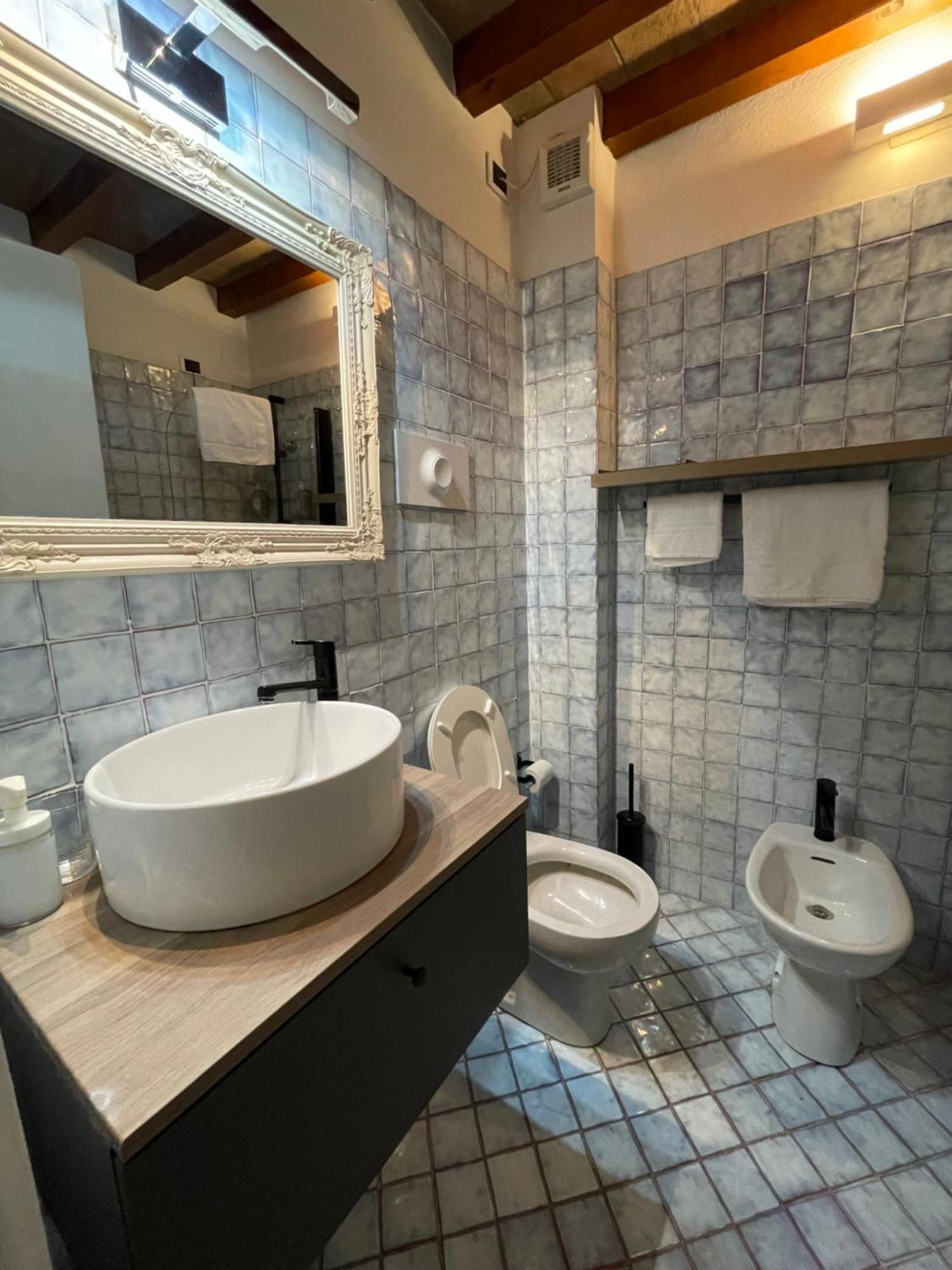 Le Camere Di Bsuites Affittacamere Parma Ruang foto