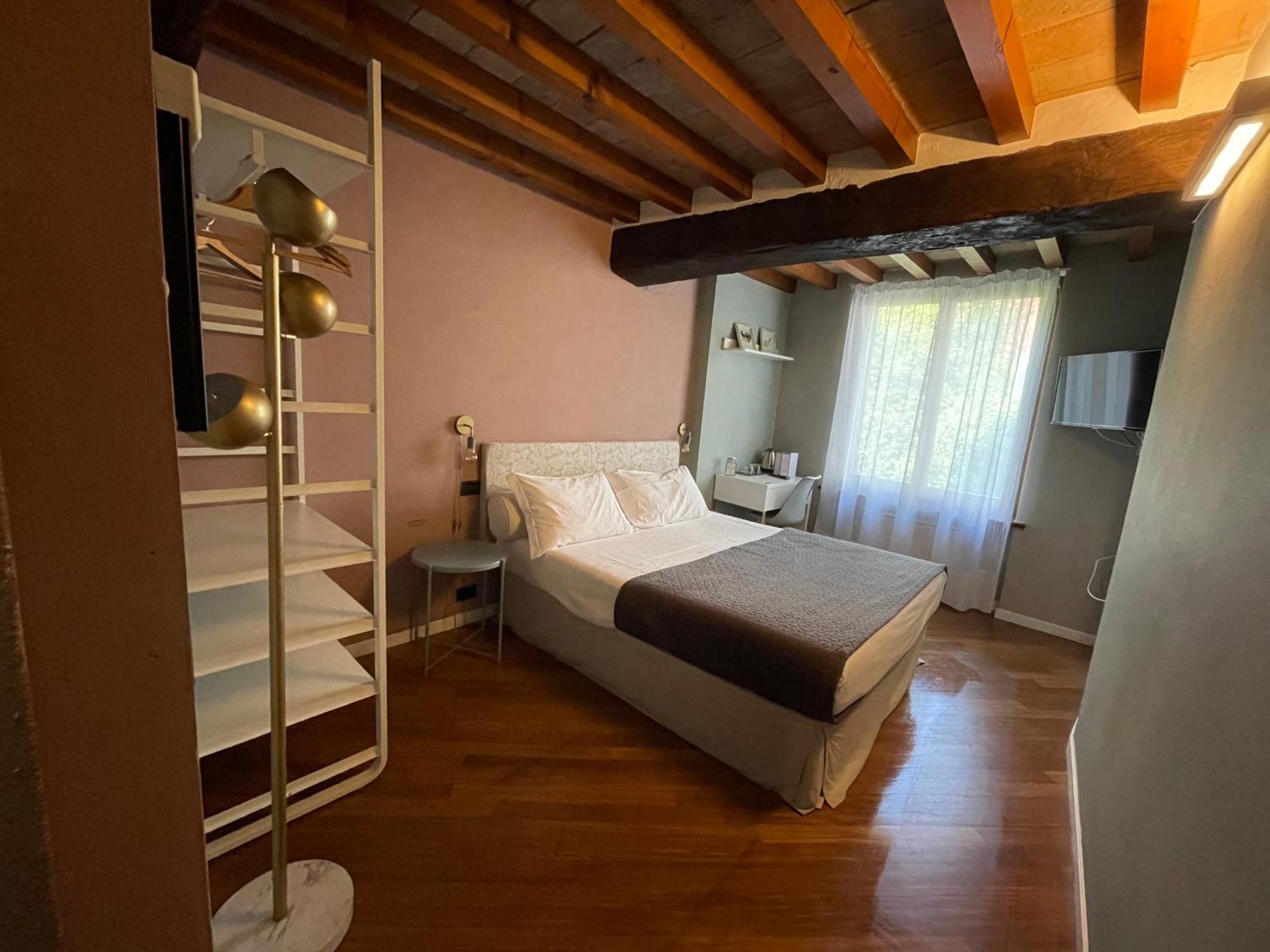 Le Camere Di Bsuites Affittacamere Parma Bagian luar foto